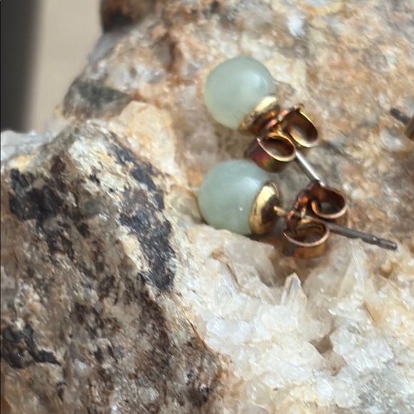 Avon GoldTone Love Knot & Genuine Jade Stud Earrings Duo โ Vintage Set 38 - Picture 7 of 14